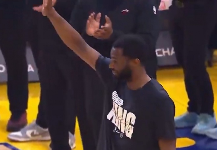 华体会入口-勇士球迷起立鼓掌欢迎维金斯！鲍威尔打趣后者：别哭哈！